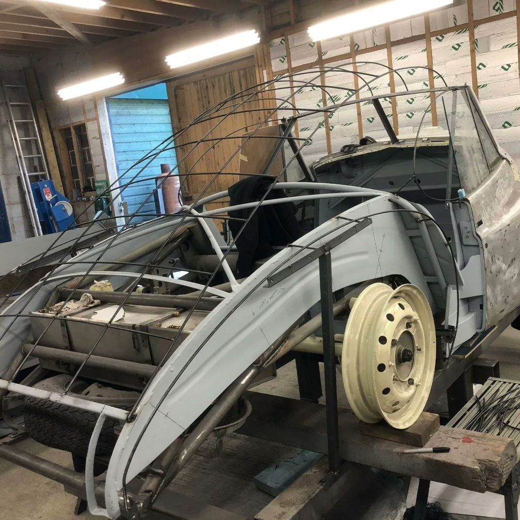 Here’s where the Jowett Jupiter gets interesting! The customer, not being a fan of the shape of hood, decided to make a one-off fastback coupé with inspiration from period Le Mans racers. 🏁