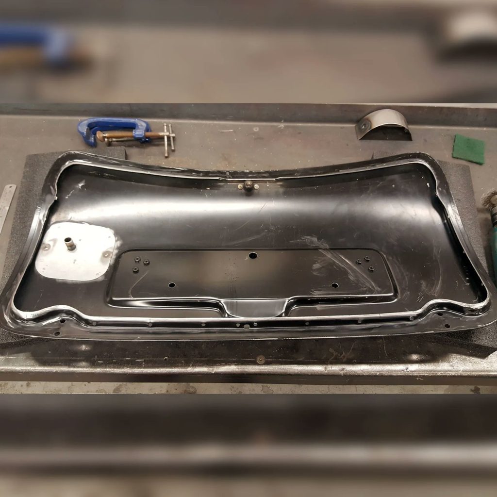 We're back on the Plastics4Performance Mini Cooper! We used a MkIII onwards Heritage boot lid with a correct MkII inner skin, adding strengthening plates to both surfaces & a tube to prevent crushing. Now, the finished boot lid is ready for a rear light without damaging it!